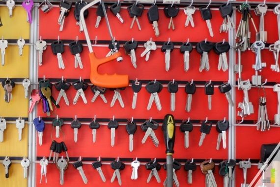 Want to know where to get keys made near me quickly? Here are the 23 best places for key duplication that don’t require you to spend a lot.